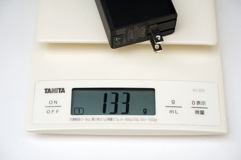ACアダプタの重量はケーブル込みで133g