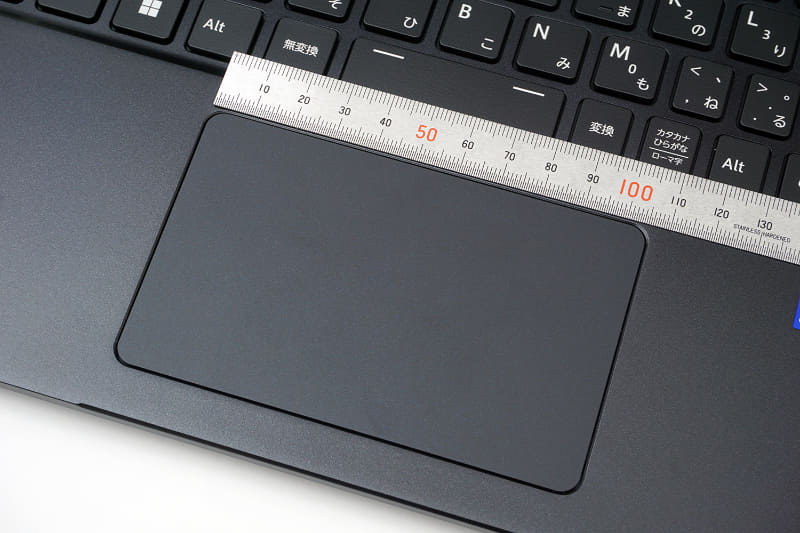タッチパッドは実寸で106×66mmと使いやすいサイズが確保されている