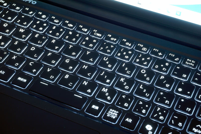 キーボードは白色LEDのバックライトを搭載