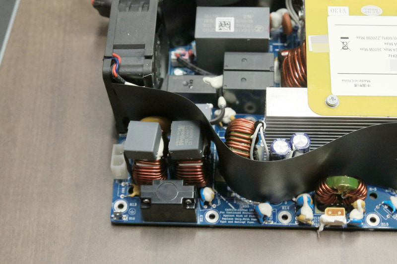 左のコネクタから壁コンセントの100Vが入り、ノイズフィルタを通した後、先のPFCに送られる