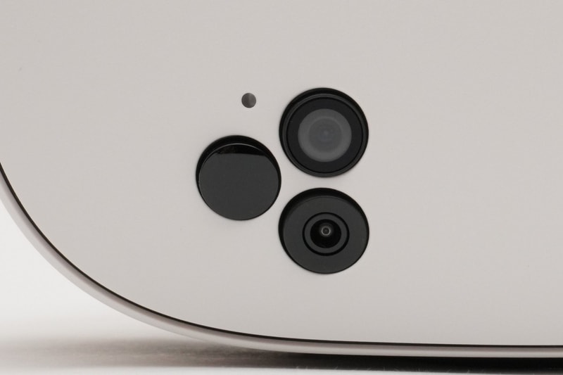 左上の小さい穴は環境光センサー、右上はRGBカメラ、左下はLEDフラッドライト、右下はVGAセンサー。VGAセンサーは左右側面にも搭載されている