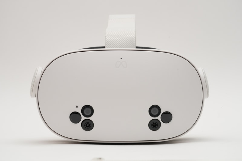 カメラ(センサー)は、RGBカメラ×2、VGAセンサー×4(内2つは左右側面)、LEDフラッドライト×2を配置