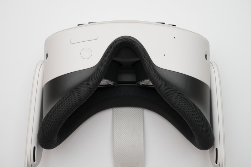 本体下面にはボリュームボタンとアクションボタンを配置。アクションボタンではパススルーのオン/オフを切り替えられる