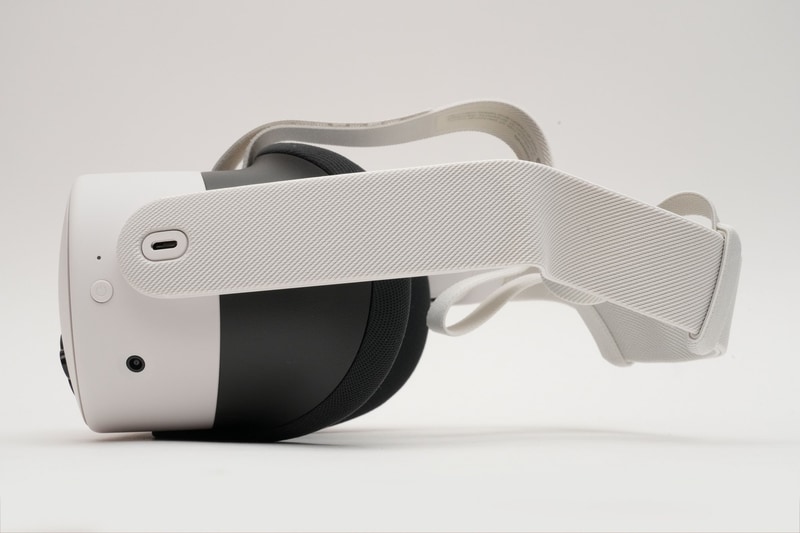 左側面にはUSB Type-C端子、電源ボタンを配置。両側面下部にあるのはVGAセンサー