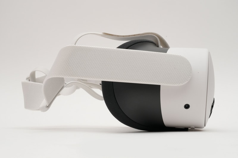 左側面にはUSB Type-C端子、電源ボタンを配置。両側面下部にあるのはVGAセンサー