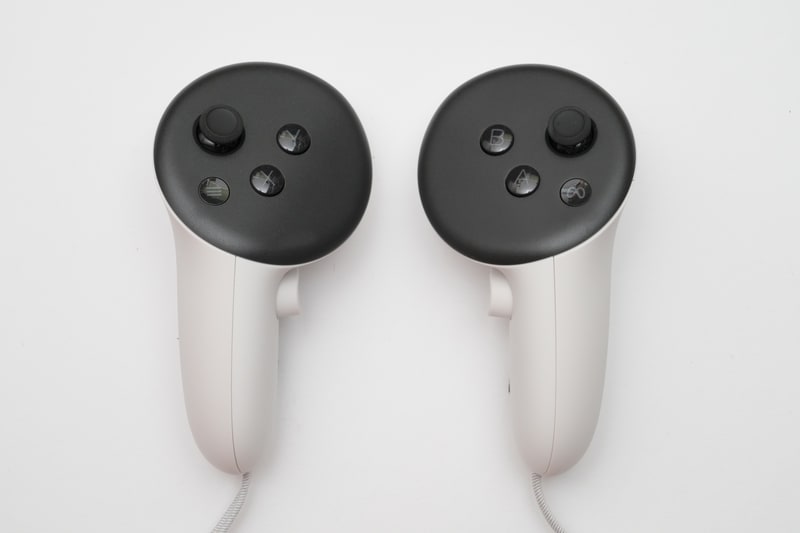 「Touch Plusコントローラー」には、上面にサムスティック、メニュー/Metaボタン、AB/XYボタン、下面にはトリガーボタン、両内側にはグリップボタンを用意