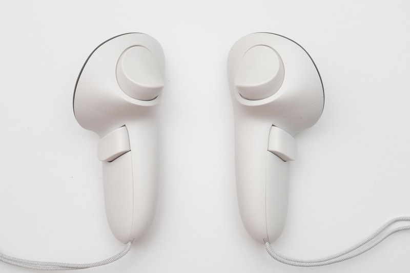 「Touch Plusコントローラー」には、上面にサムスティック、メニュー/Metaボタン、AB/XYボタン、下面にはトリガーボタン、両内側にはグリップボタンを用意