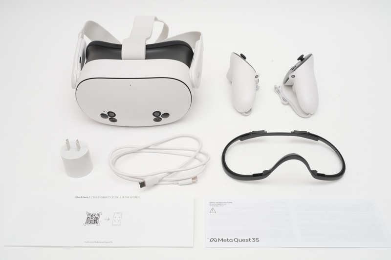 パッケージには、本体、「Touch Plusコントローラー」、電源アダプタ、USB Type-Cケーブル、眼鏡スペーサー、説明書類(クイックスタートガイド、安全および保証ガイド)が同梱