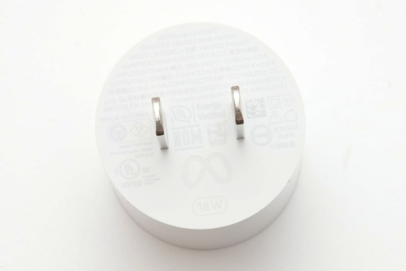 ACアダプタの仕様は入力100-240V/0.5A、出力5V/3A、9V/2A、容量18W