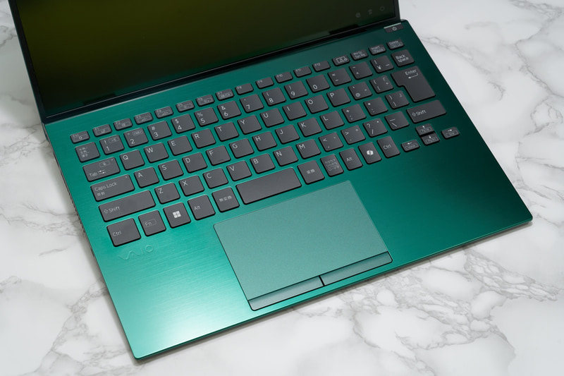 フラットなアルミ1枚板のキーボード面