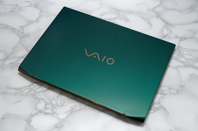 天板と底面には新設計の熱可塑性カーボンプレートを採用