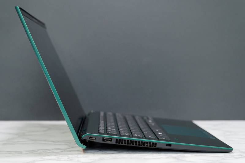 ディスプレイを開くと後端が持ち上がるリフトアップヒンジも採用