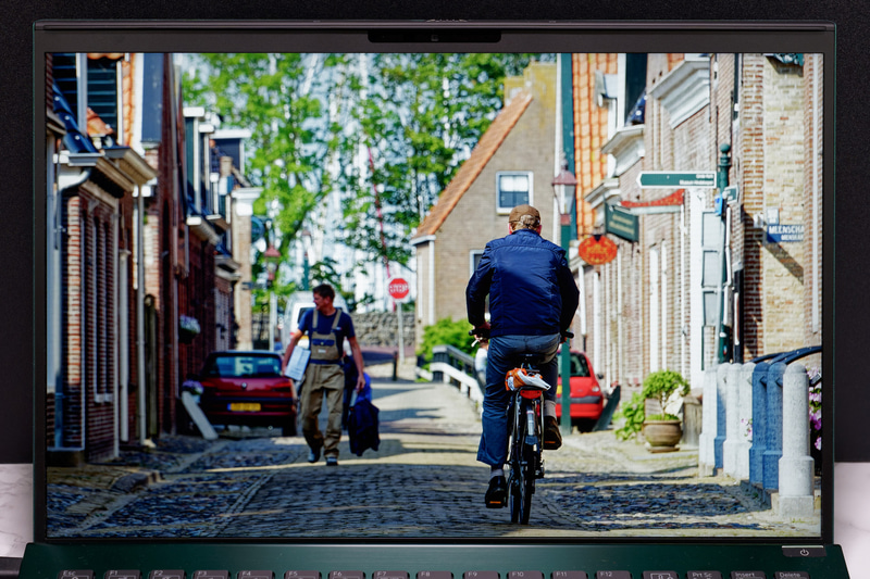 2,560×1,600ドットの14型ディスプレイ。非光沢だが鮮やかな映り