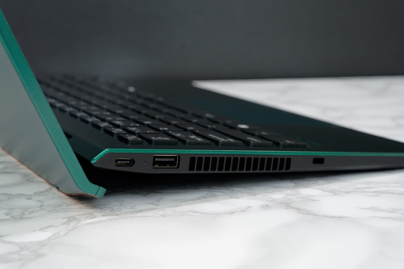 左側面にはThunderbolt 4とUSB Type-A