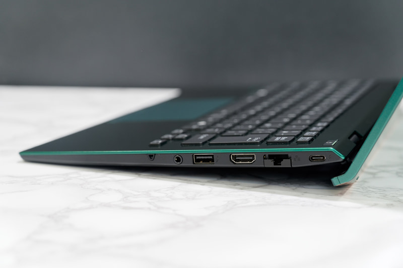 右側面にもThunderbolt 4とUSB Type-A、それとHDMI出力、有線LANポート、ヘッドセット端子