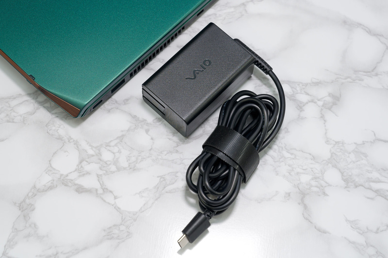 付属ACアダプタは最大65W。差し込み部が折りたためるタイプで持ち運びに配慮