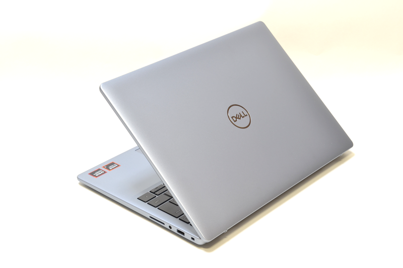 外装は金属っぽい色味だがプラスチック製