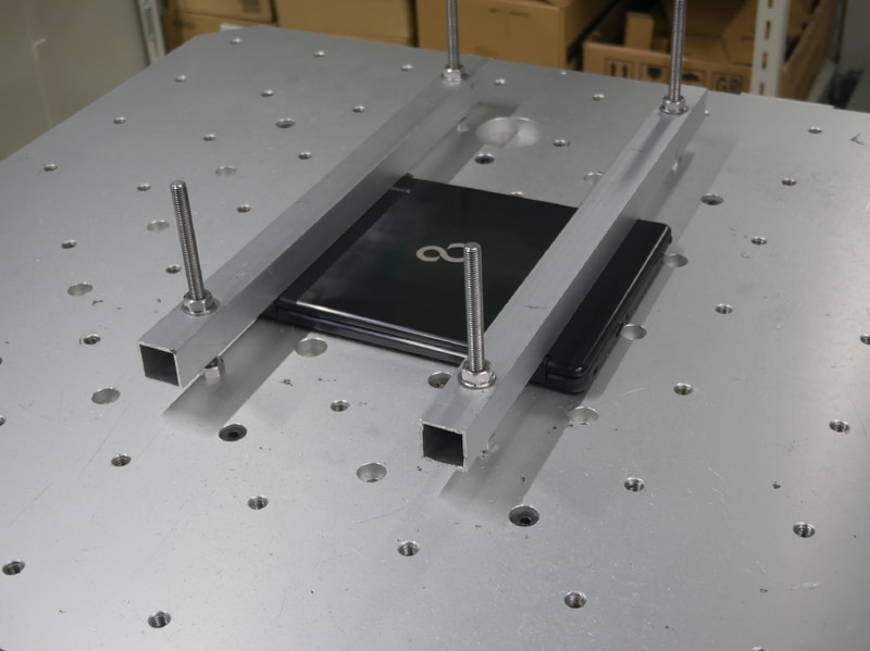 製造試験で完成したばかりのChromebookを振動試験機で早速検査