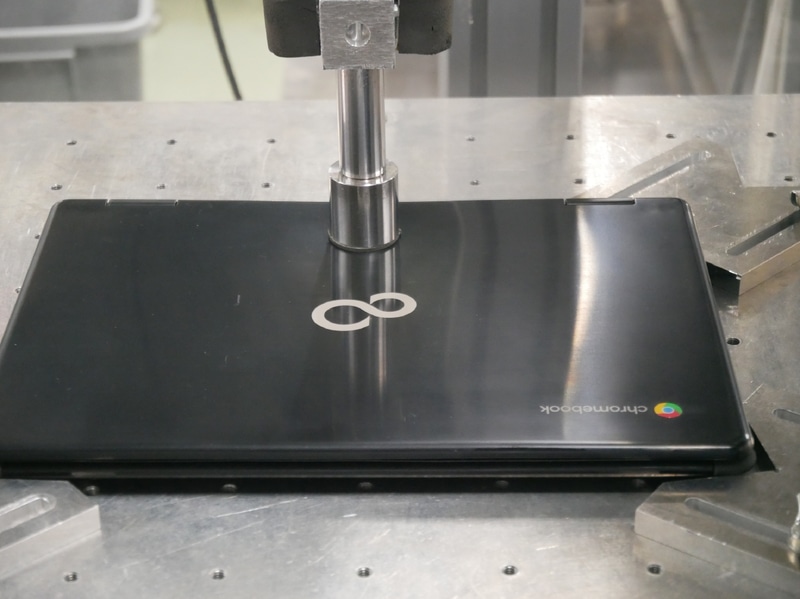 Chromebookの天板に対する一点加圧試験の様子