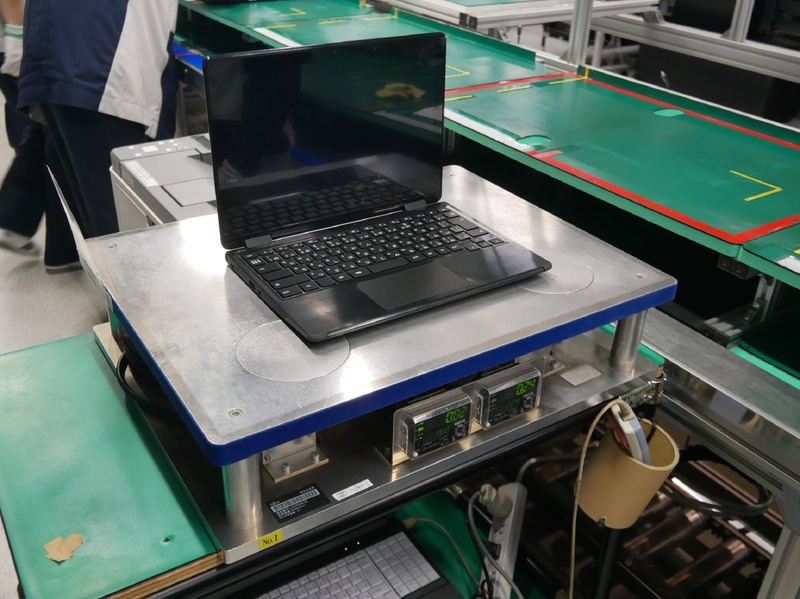 本体を乗せるだけで均等に荷重がかかっていることを確認できる専用装置