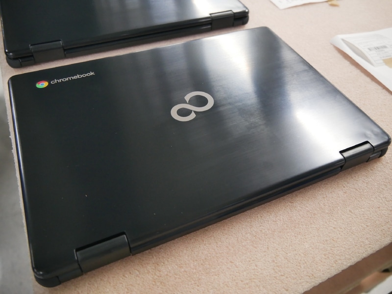 天板はまだシボ加工がされていない状態で製造試験が行なわれており、製品版の天板とは異なる