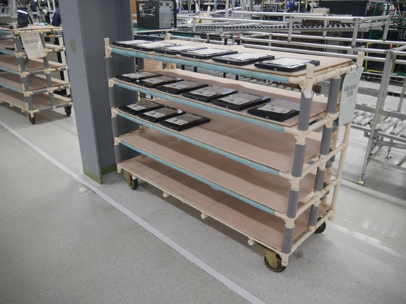 完成したChromebookが次々に台車に置かれていく