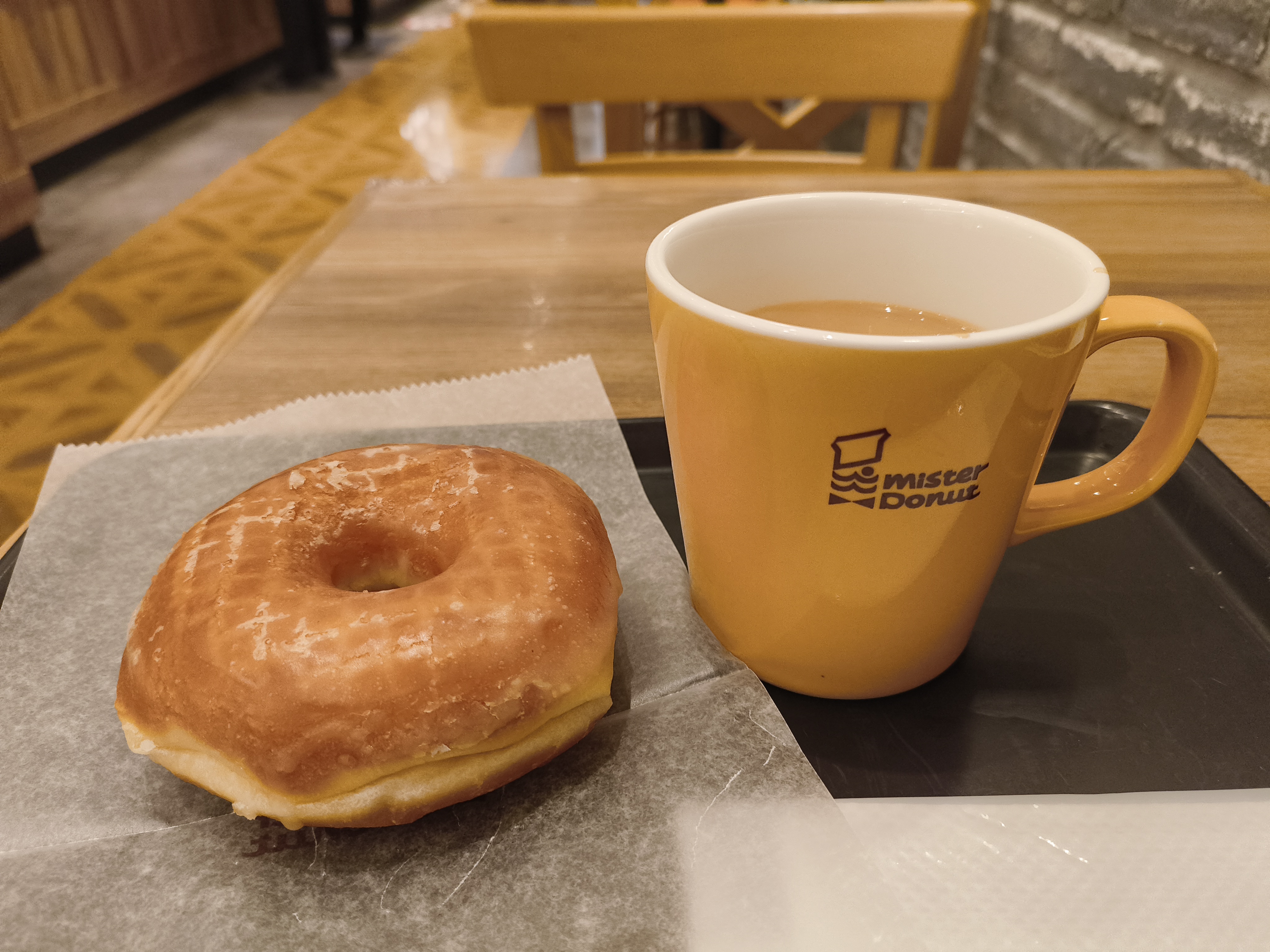 原稿作業の合間の一息。極端に照明の色被りもなくメシマズにはなっていない