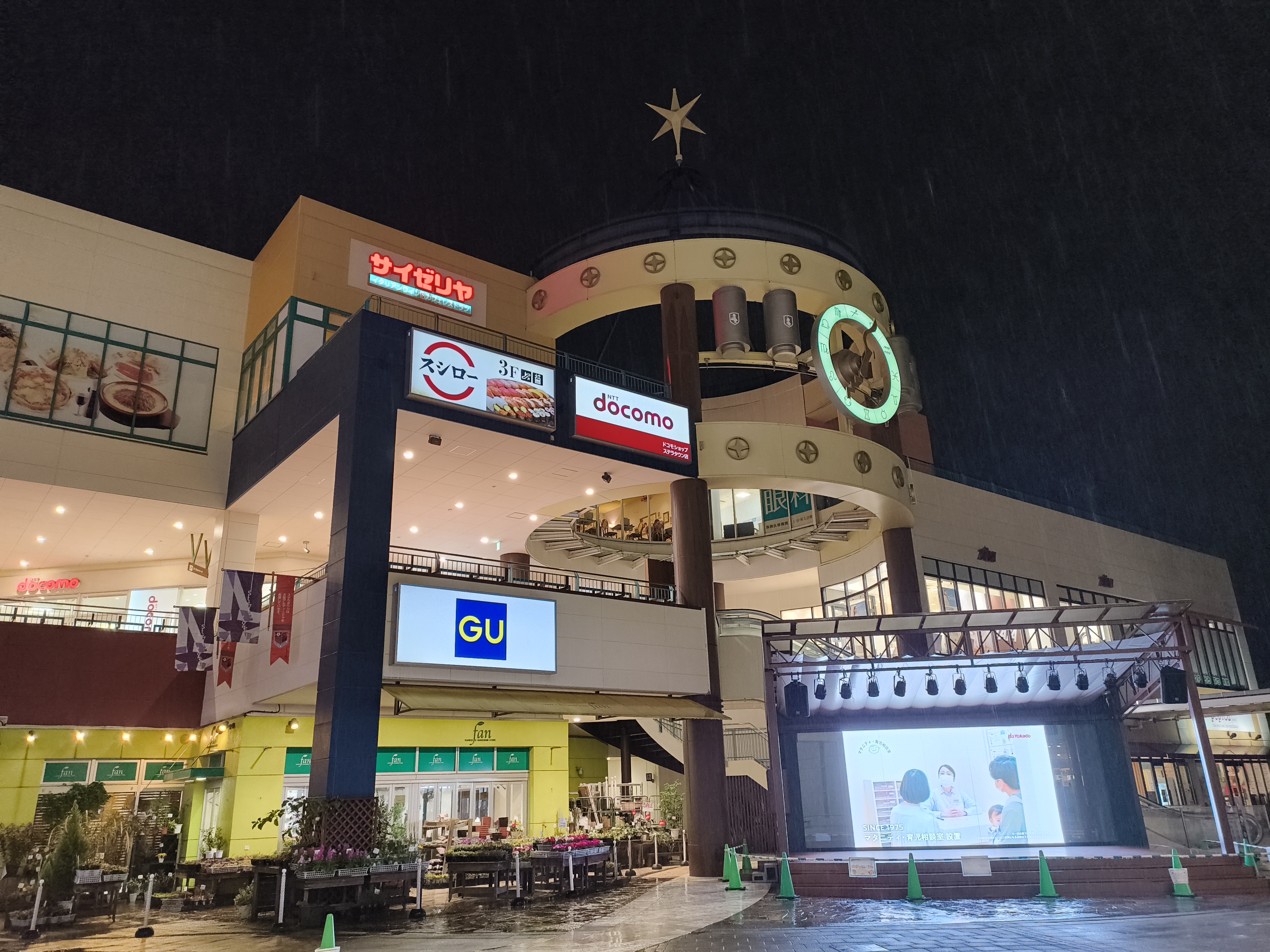 夜景の撮影も十分実用的だ。看板など明るい被写体の白飛びも少ない