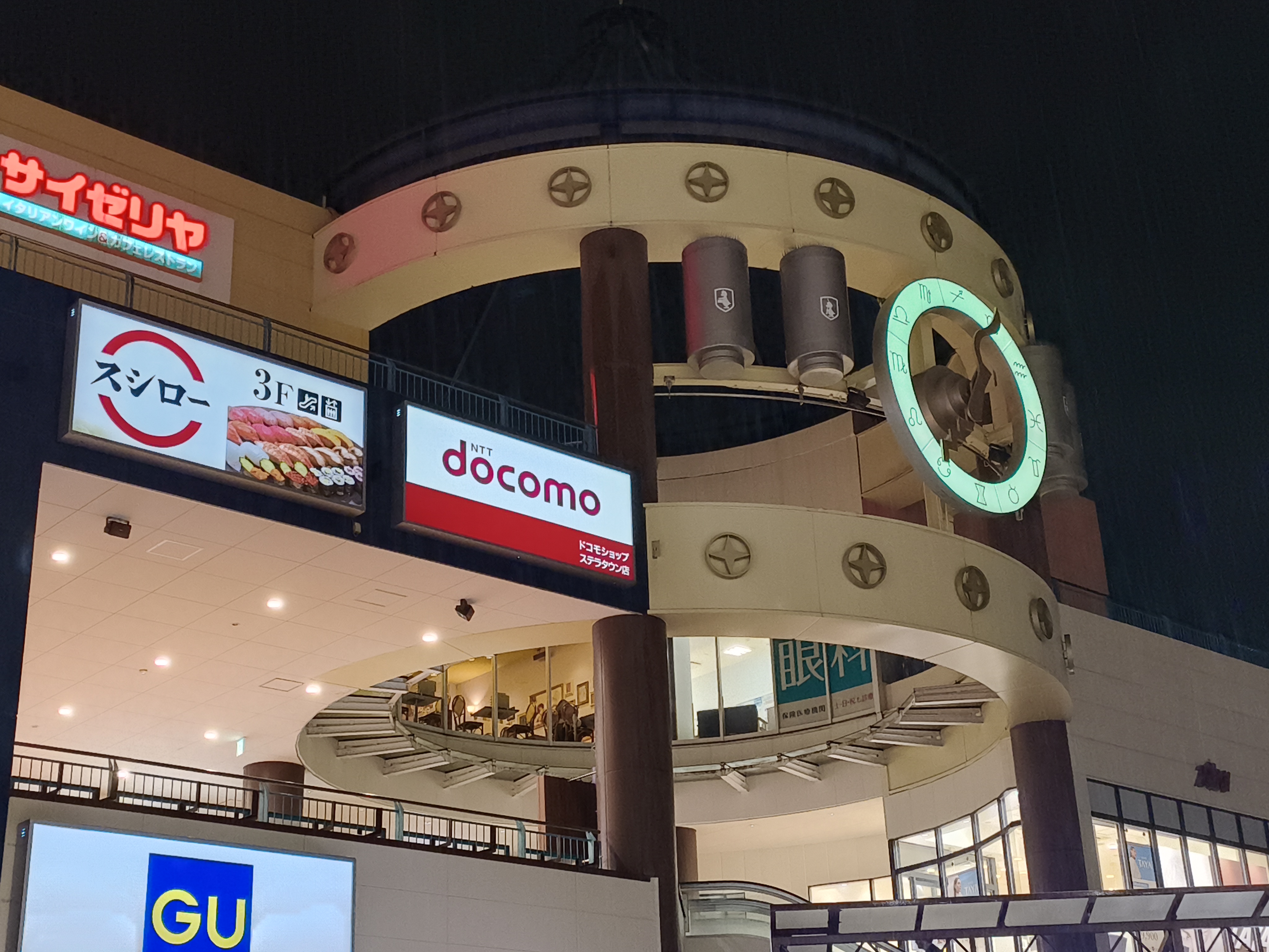 暗所や夜景ではもし光の強いものがフレームに入ってしまう場合はデジタル2倍ズームを使うのも手だ