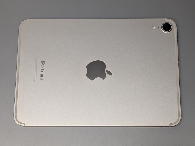 背面。カメラは従来と同じシングルレンズでフラッシュも搭載。Smart Connectorは非搭載