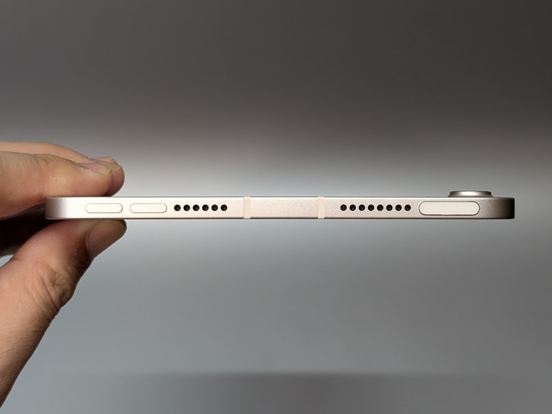 指紋認証と電源を兼ねたトップボタンは、音量調整ボタンと同じ面に配置される