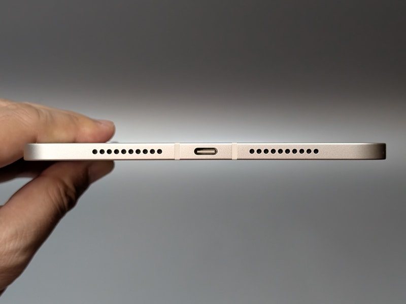 反対側はUSB Type-Cポートを搭載。転送速度は最大10GbpsとのことでUSB 3.2 Gen2仕様だ
