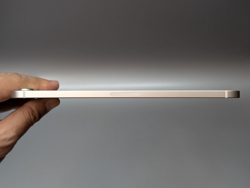 上面にはApple Pencilを吸着させられる