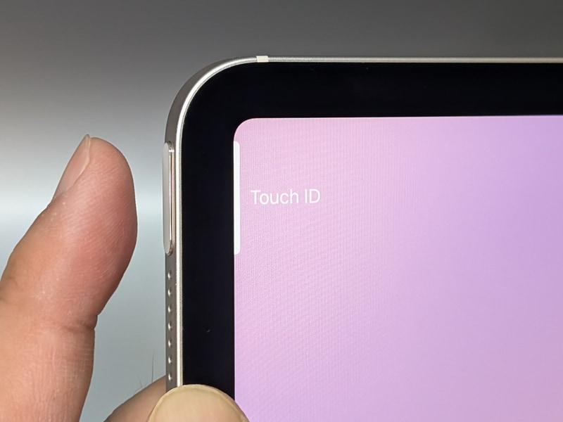 指紋認証(Touch ID)は電源ボタンと一体化しており、トップボタンと呼ばれる