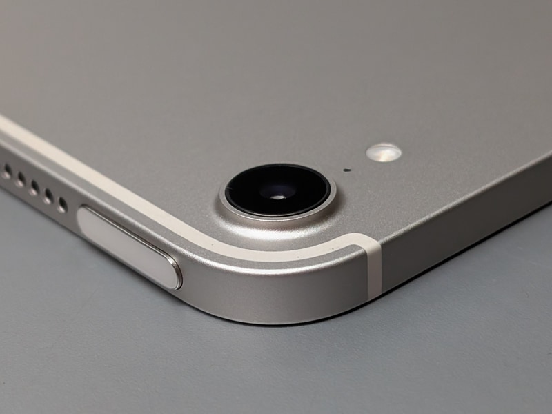 カメラ部は他モデルほどではないものの若干の出っ張りがある