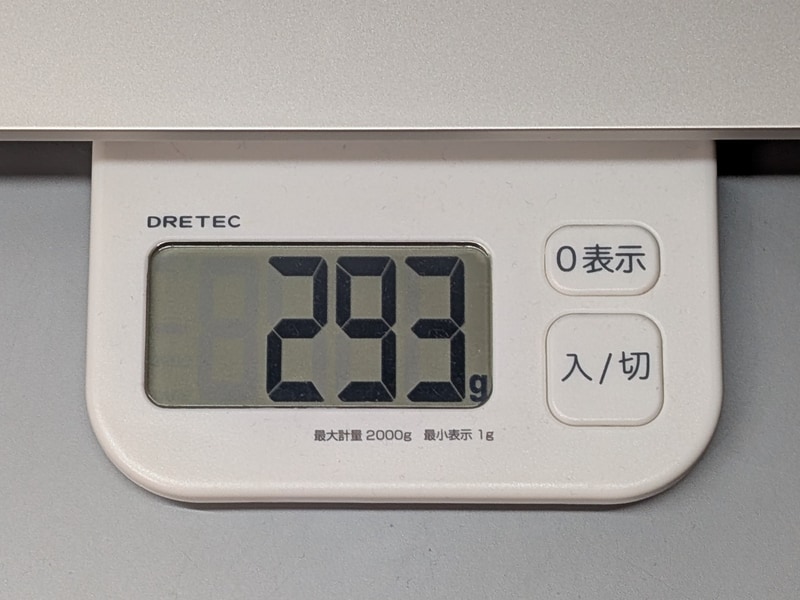 重量は実測293g。今回試用しているのはWi-Fi + Cellularモデルなので、Wi-Fiモデルはもう少し軽くなると見られるが、300gを切っているのは高評価だ