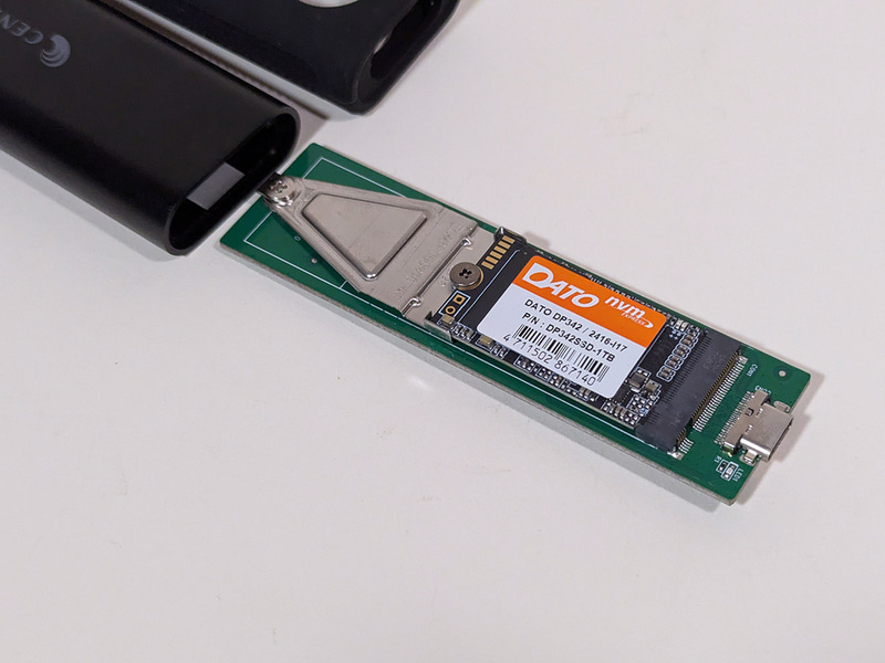 今回は手元にあったセンチュリーの「シンプルモバイルSlim M.2 NVMe(CM2NVU32CS)」にSSDを入れて使用した