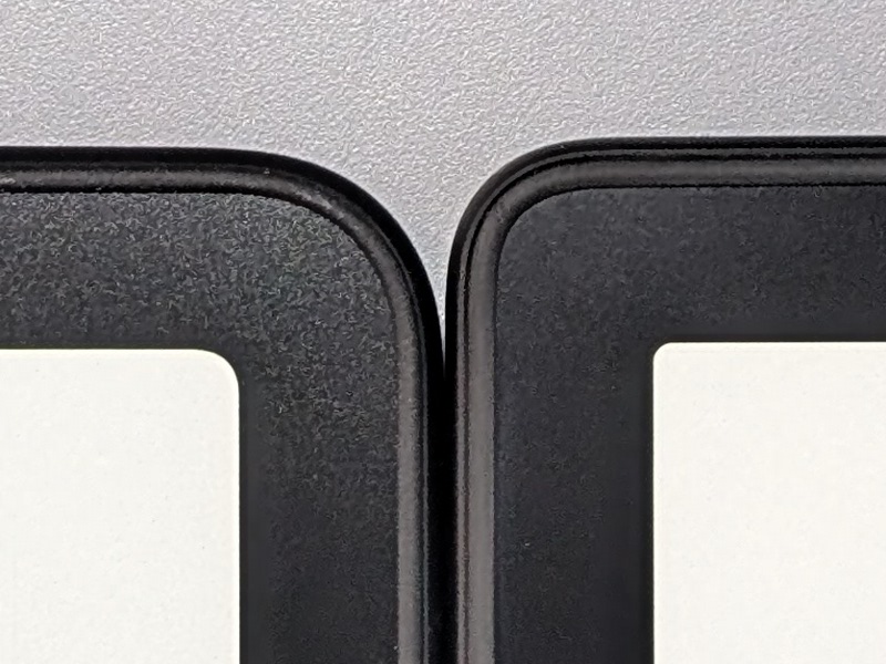 ベゼル幅の違い。左が本製品、右が従来モデル。それほど変わっていないというのが率直なところ