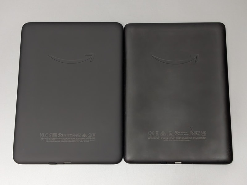 背面の比較。デザインはまったく同一で、滑り止め加工が施されているのも同じ