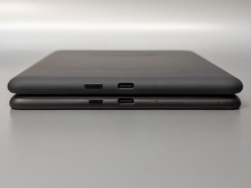 底面の比較。上が本製品、下が従来モデル。ボディ横幅がわずかに大きいほか、電源ボタンも若干大型化している。ちなみに厚みは本製品のほうが0.3mm薄いが、目視では逆に厚くなっているように見える