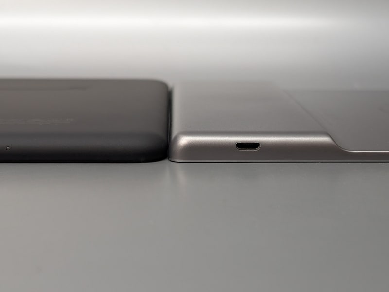 厚みの比較。本製品(左)はKindle Oasis(右)のグリップ部よりは薄く、画面部よりは厚みがある