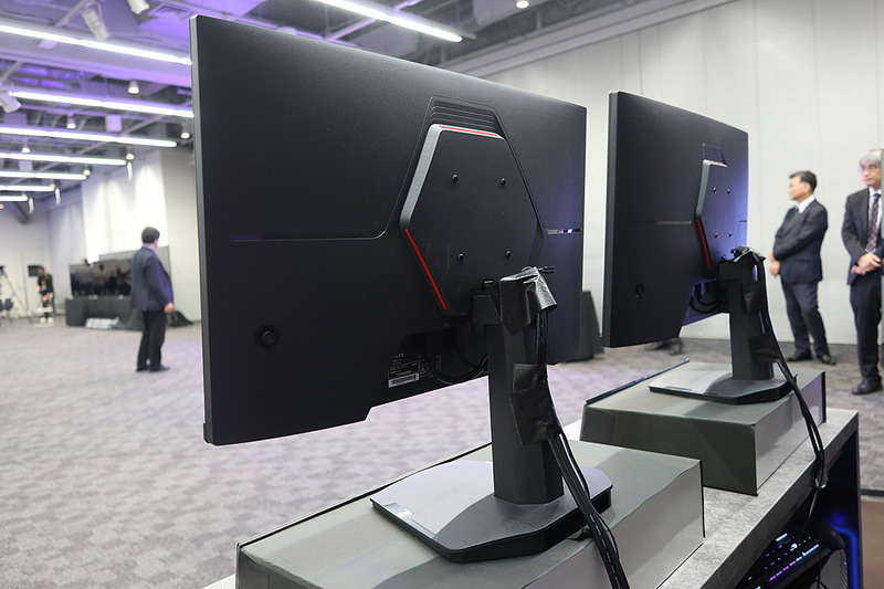 背面にはVESAマウントホールもあるが、標準のスタンドではこのホールを使っていないため、ミニPCのマウントなどに使えそうだ