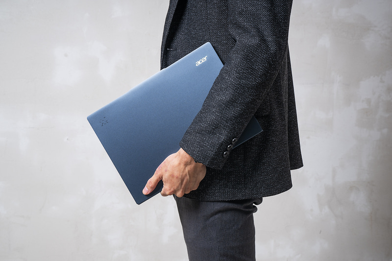 重量約1.26kgで持ち運びにも配慮。メタリックな筐体はどこから見ても高級感がある