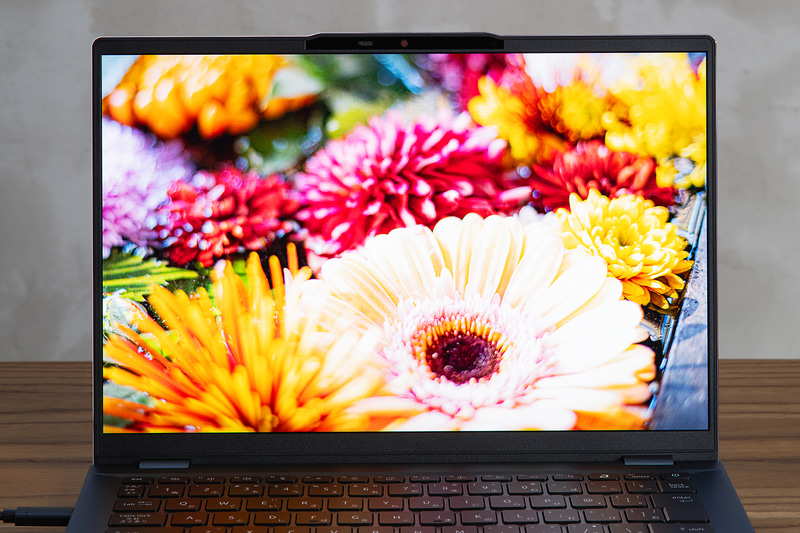 解像度こそスタンダードだが、HDR対応でDCI-P3の色空間を100%カバーする