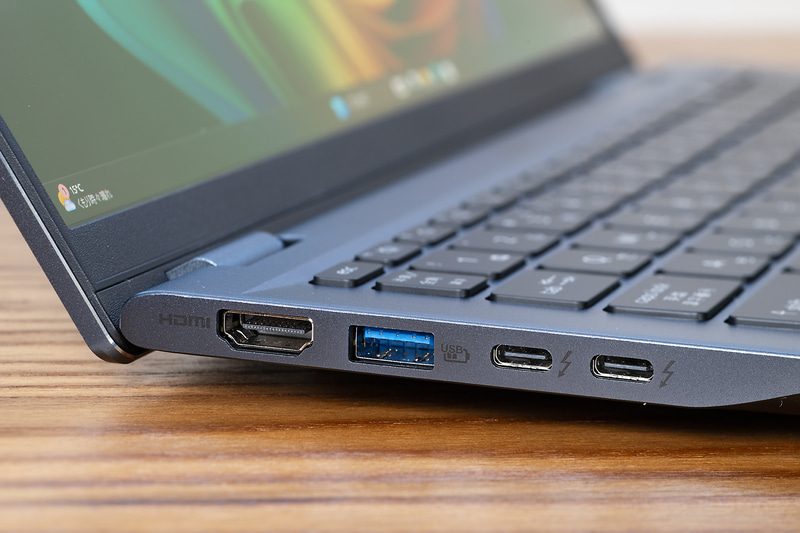 左側面にはHDMI出力、USB Type-A、USB4 2基