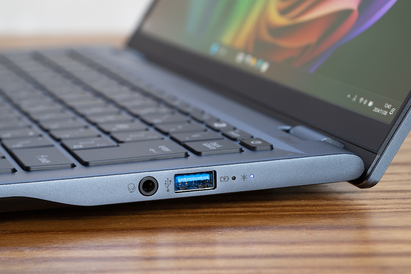 右側面にUSB Type-Aとオーディオ出力端子