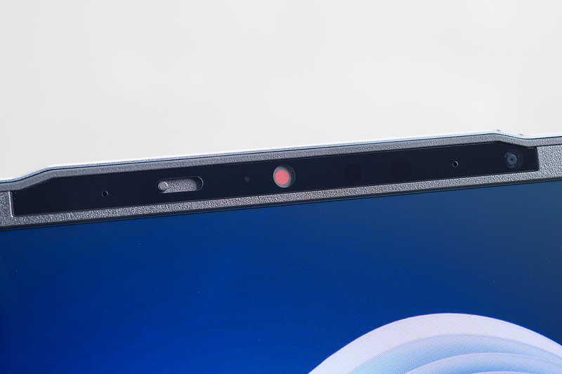 Webカメラは1440pで高画質、物理プライバシーシャッターも備える