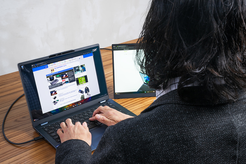 顔を一方の画面に向けると、マウスカーソルやドラッグ中のウィンドウを瞬時に移動する