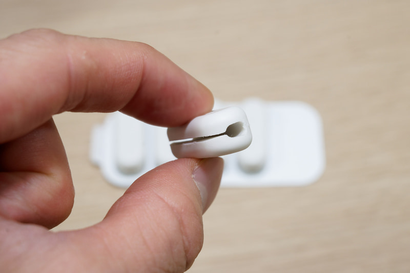 マグネットを内蔵したケーブルホルダー