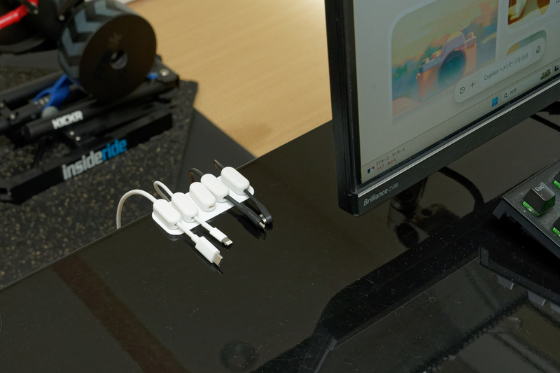 デスク奥側に固定した